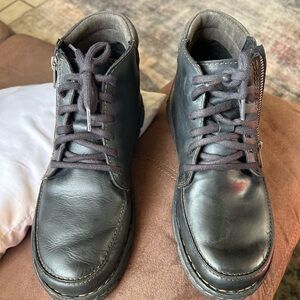 Born
Men's Born Size 9 black Chukka Boots with Sturdy Leather